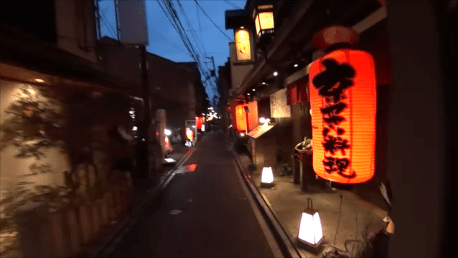夕暮れの京都・先斗町通を通り抜ける