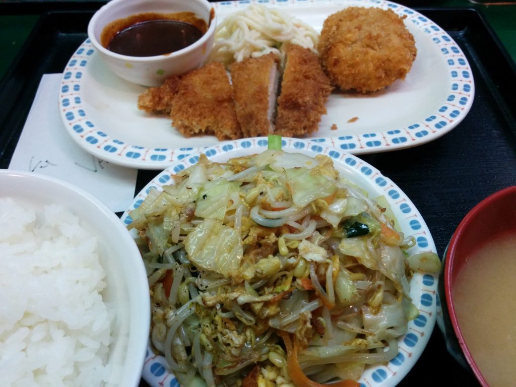 とん平 丼池店(大阪・心斎橋、本町)肉入り野菜炒め定食